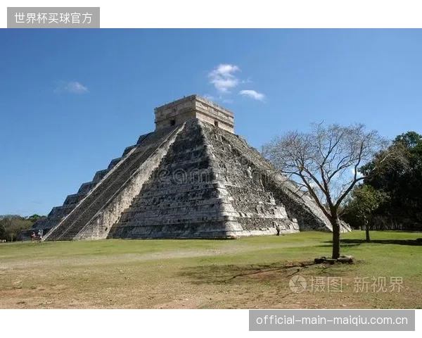 墨西哥将利用阿兹特克球场的高原优势，其成熟的攻防体系力求在揭幕战中立于不败之地。